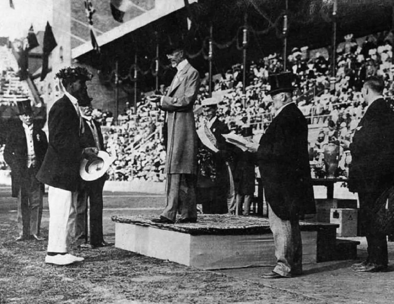 Swimmer Duke Kahanamoku receiving a gold medal from the King of Sweden at the 1912 Stockholm Olympics