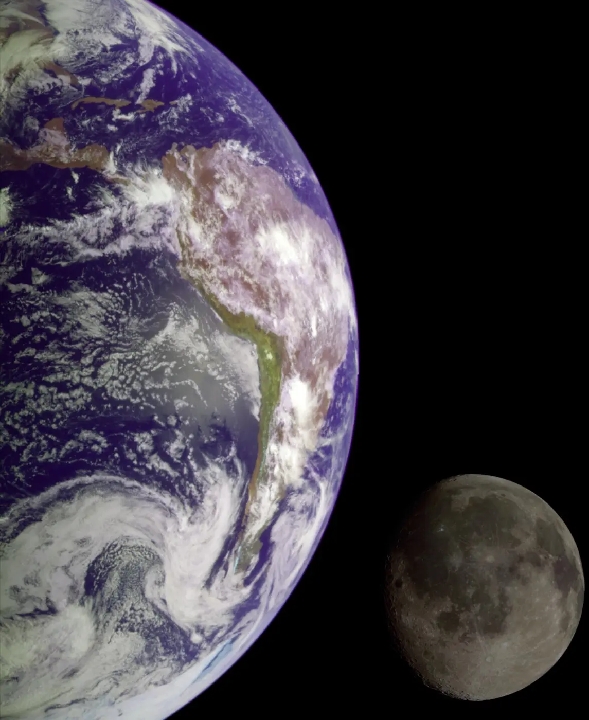 宇宙から見た、南米大陸が見える地球と、その右下に浮かぶ月