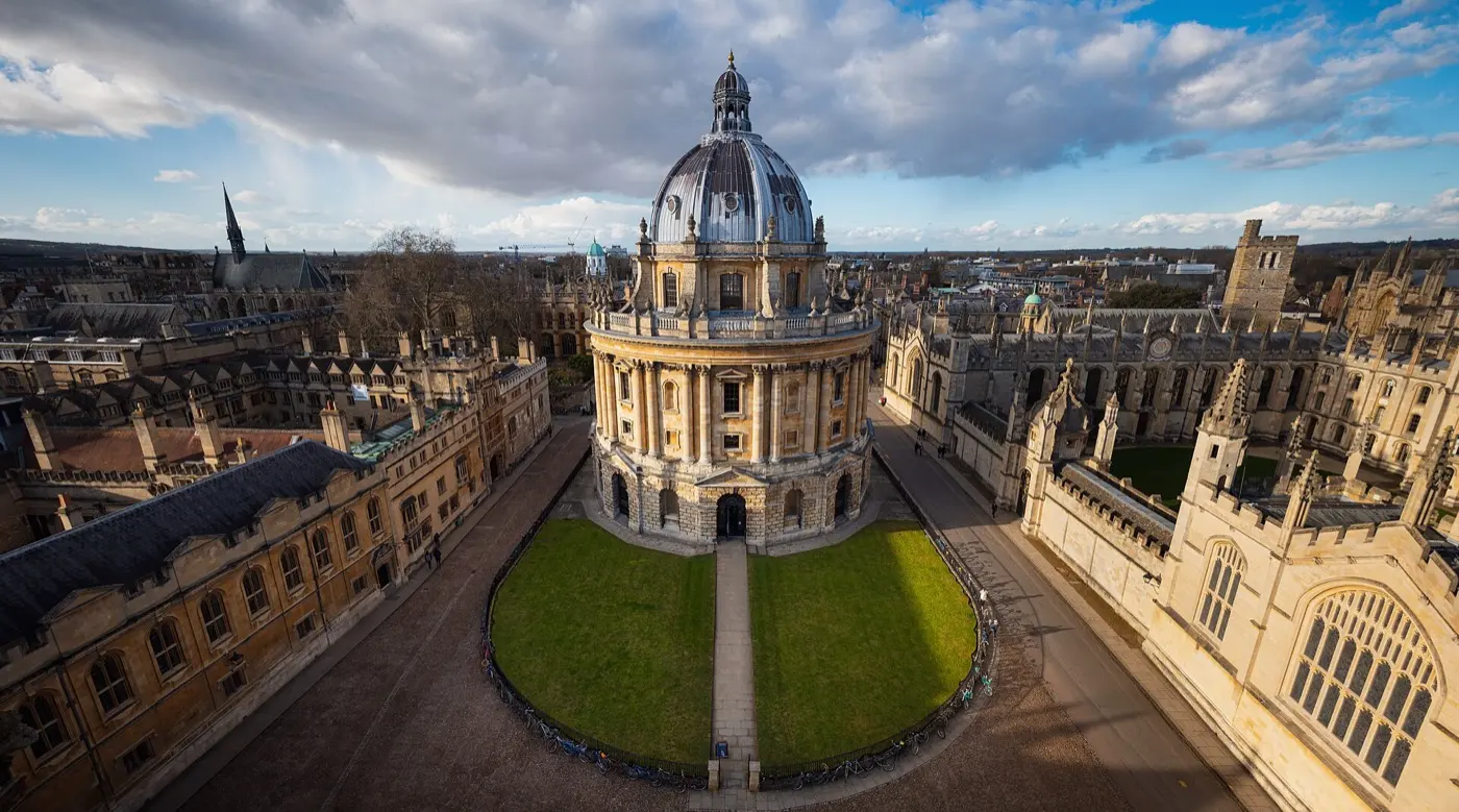 円形のドーム建築ラドクリフ・カメラと、それを囲むオックスフォード大学の石造りの建物
