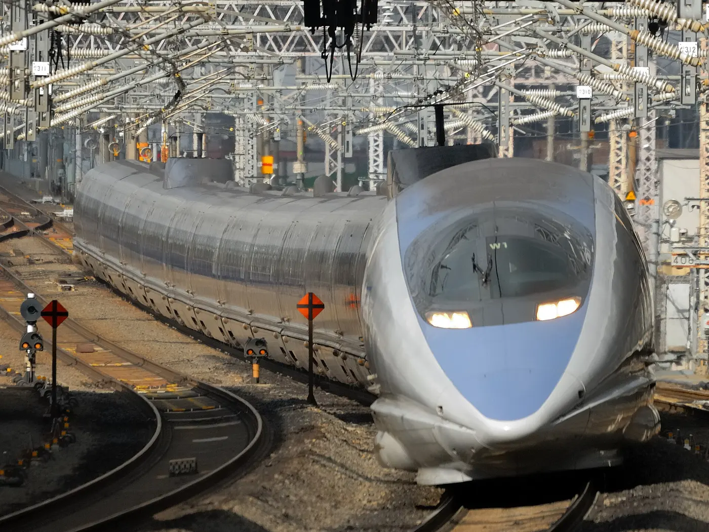 A gray-and-blue 500 Series bullet train with a long, sharply pointed nose