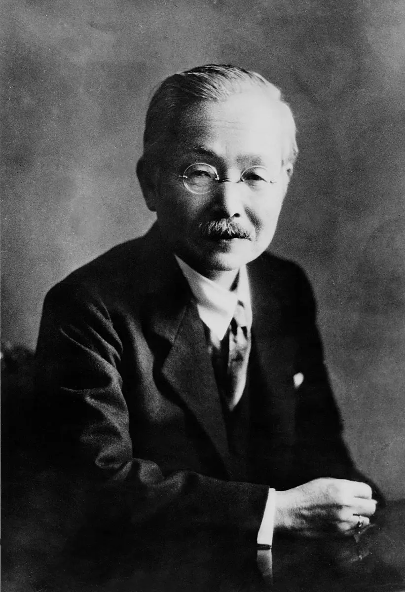 Portrait photograph of Ikeda Kikunae in a suit, wearing glasses and a mustache