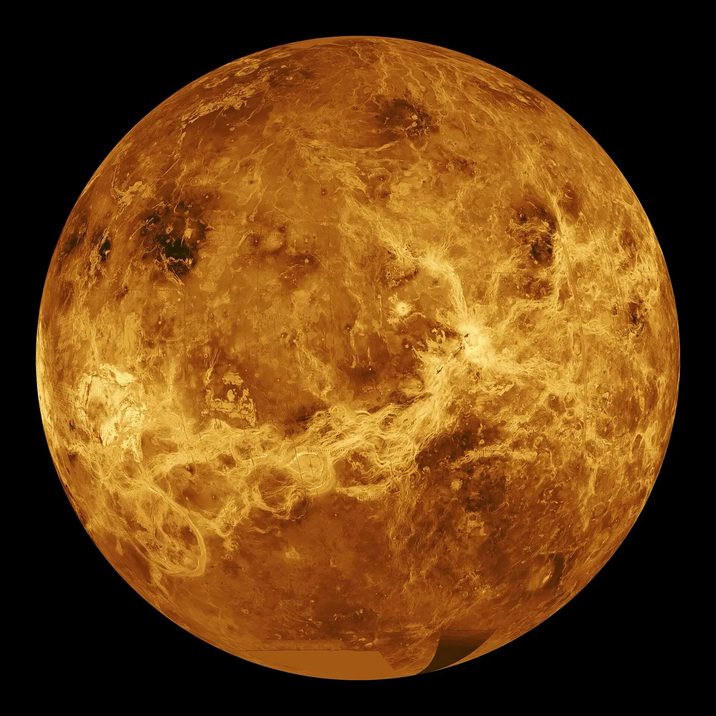 レーダーで描き出された金星の地表。オレンジ色の球に複雑な地形の模様が浮かぶ